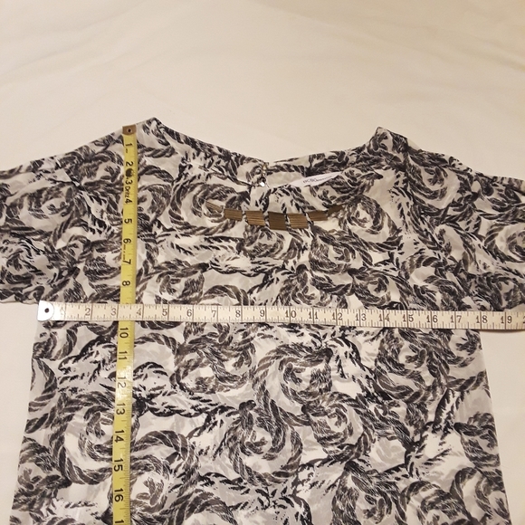 NEW BCBGENERATION Black White Swirl Print Semi Sheer Short Sleeve Top Small - Picture 8 of 9